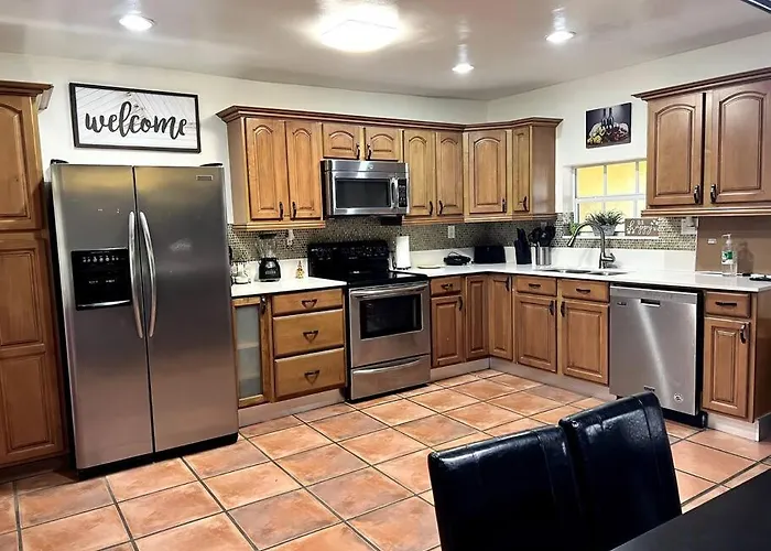 Adorable 2-Bedroom House With Free Parking