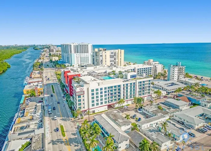 Rooftop Pool - Gym - Hollywood Broad-Walk