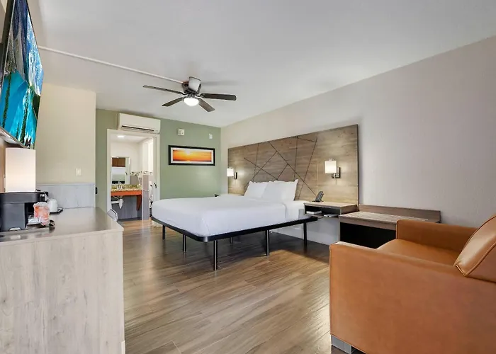 Quality Inn & Suites Airport-Cruise Port Hollywood