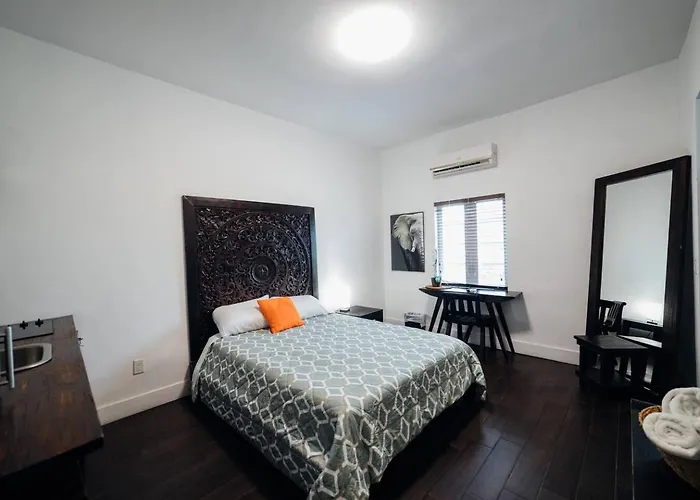 Vive Zen Queen Room Miami