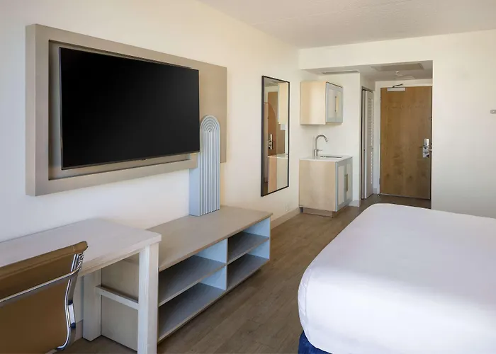Hotel Dello Ft Lauderdale Airport, Tapestry Collection By Hilton