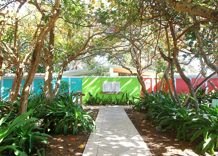 Colony Hotel & Cabana Club