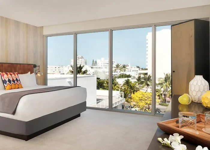 Miami Beach hotels near Versace Mansion