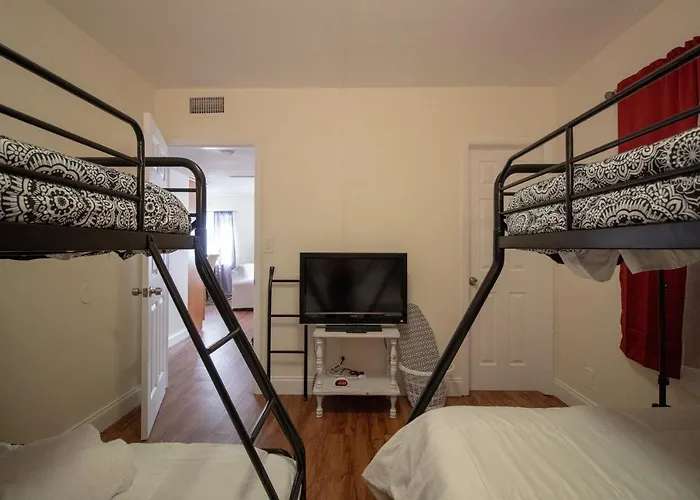 Very Private Studio In Home With Own Separate Entrance